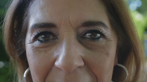 primer plano de los ojos de la mujer mirando a la cámara, cerrando y abriendo
