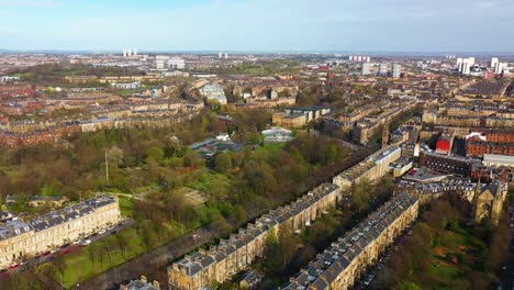 Drohne-Fliegt-über-Das-West-End-Von-Glasgow-Mit-Dem-Botanischen-Park-Darunter,-Schottland,-Vereinigtes-Königreich