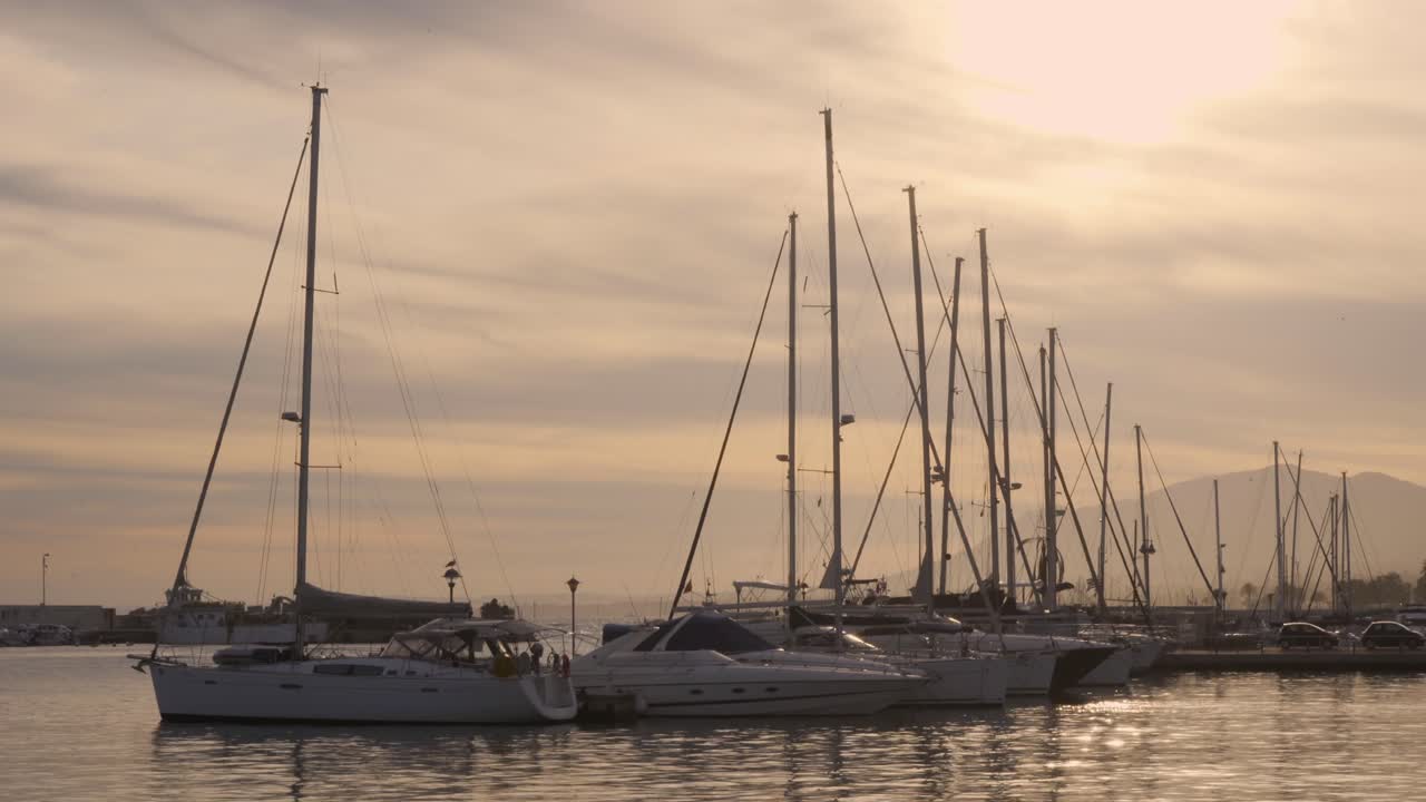 barcos de vela en el puerto pesquero de marbella al atardecer