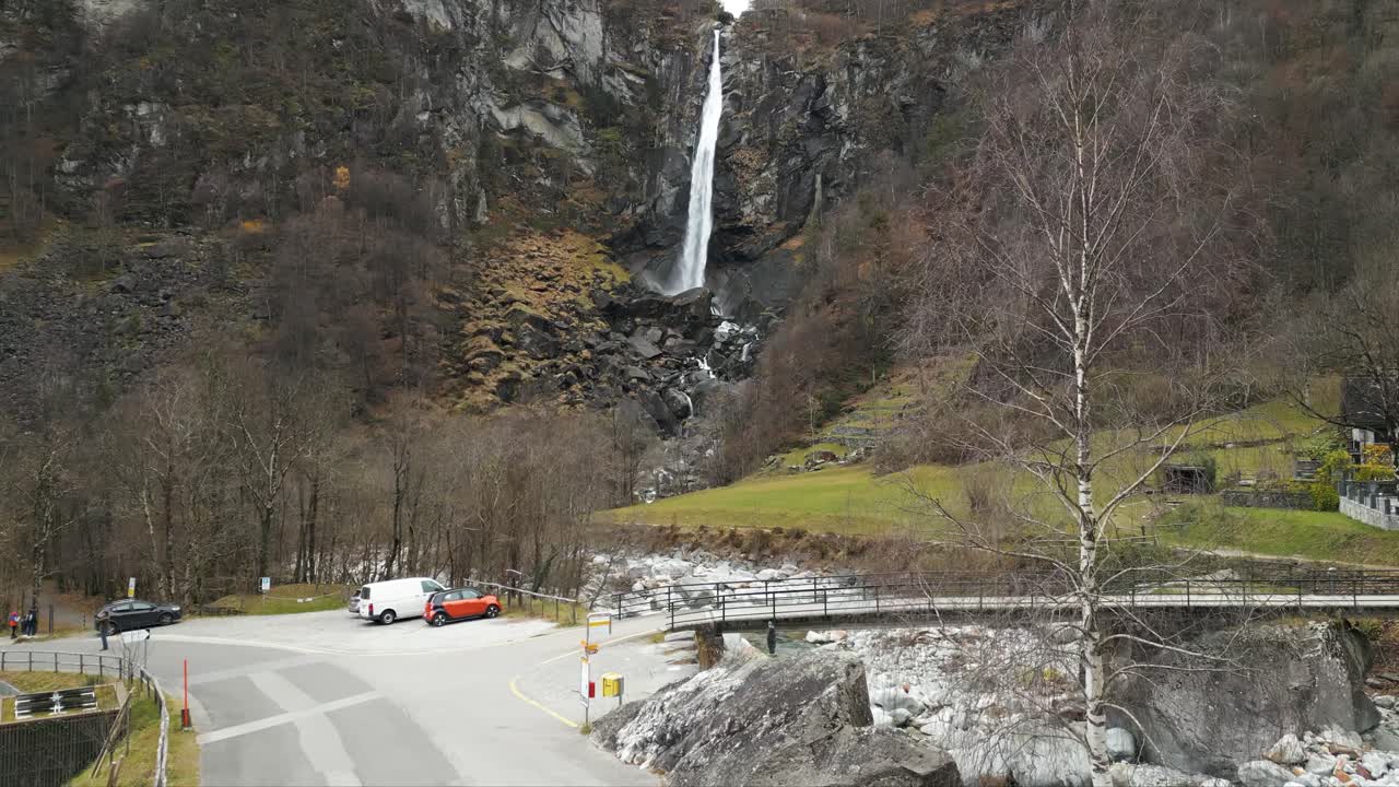 fotografía de drone de la cascada de cascata di foroglio que fluye por el río maggia, ubicada en cavergno en el distrito de vallemaggia en suiza