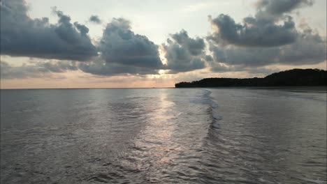 Volando-Bajo-A-Lo-Largo-De-La-Costa-De-Costa-Rica-Durante-El-Atardecer