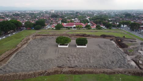 vista aérea del palacio de yogyakarta con el campo en construcción.