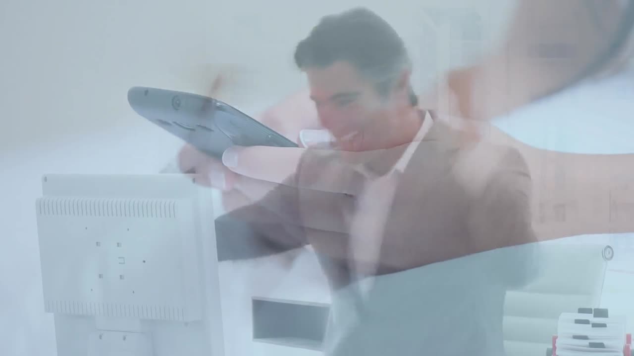 스마트 폰을 사용하는 백인 여성에 대한 금융 데이터 처리 애니메이션