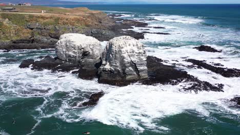 Surfen-In-Punta-De-Lobos,-Chile,-Sonniger-Tag,-Unglaubliche-Landschaft,-Aufgenommen-Mit-Drohne