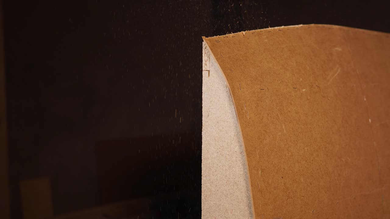 나무를 잘라내기 위해 지그 사를 사용하는 것