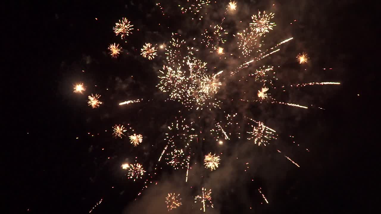 espectáculo de fuegos artificiales coloridos en el cielo nocturno