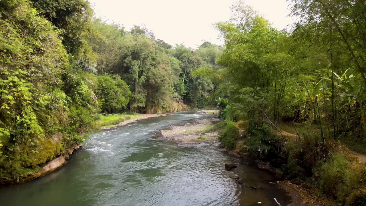 Sorvolo di un corso d'acqua di fiume.