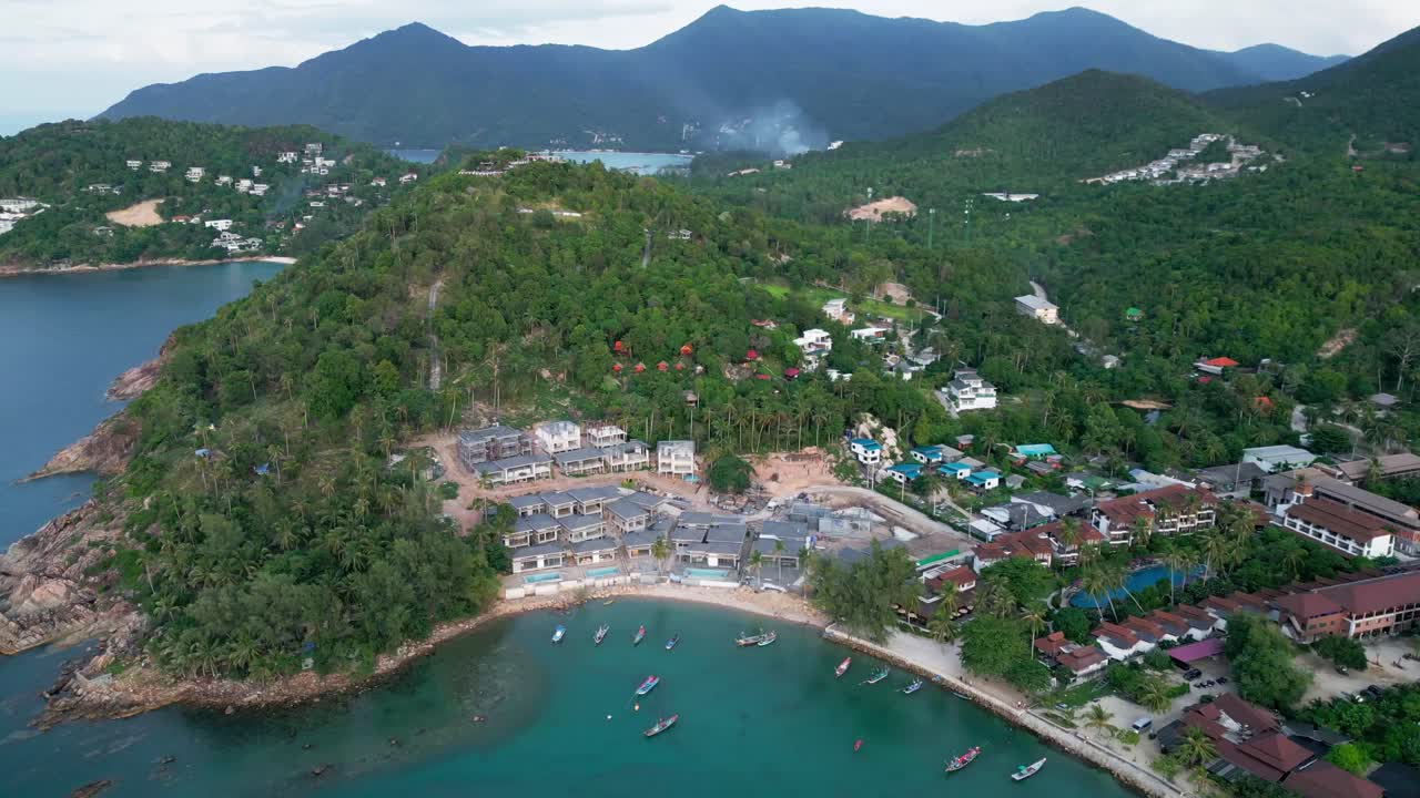 Plano general aéreo de la costa de Koh Phangan, mostrando playas de arena, aguas turquesas y un vibrante paisaje tropical