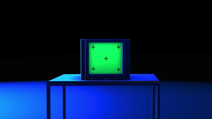 Televisore a scatola posizionato su un tavolo minimalista con lo schermo che emana una luce blu su uno sfondo quasi nero