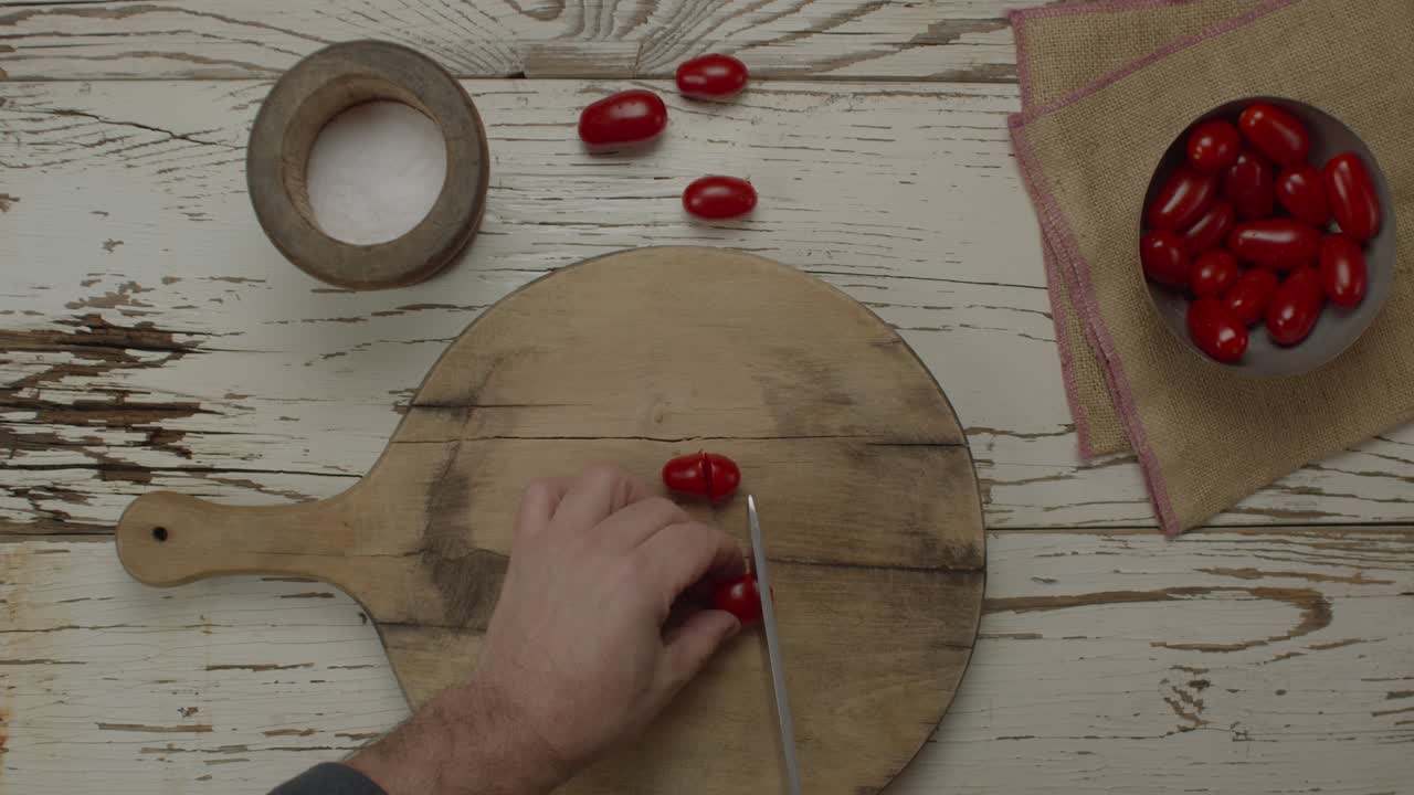 нарезка помидоров на деревянной доске для резки