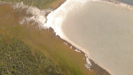 Toma-Aérea-A-Vista-De-Pájaro-De-Las-Orillas-Fangosas-Del-Lago-Victoria-En-Australia