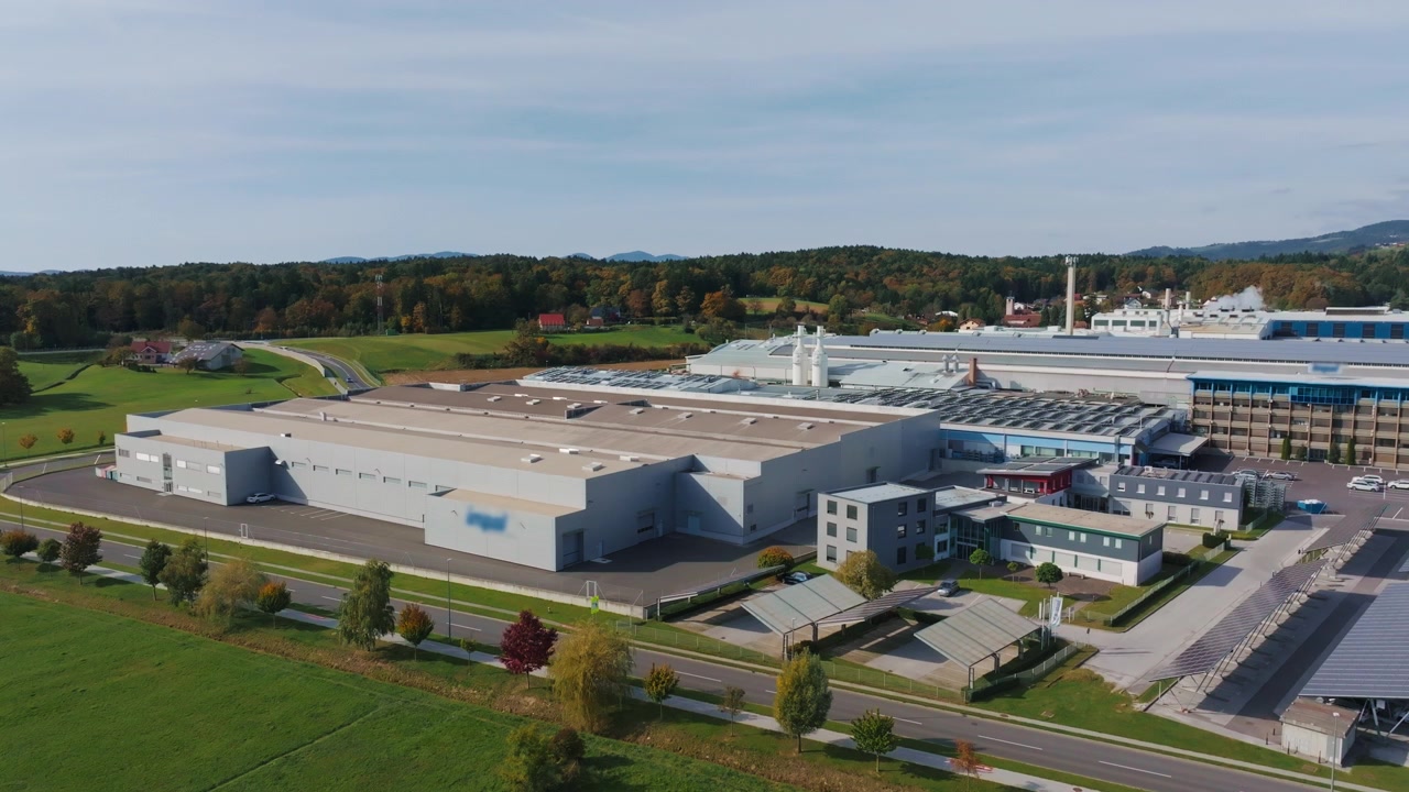 Questa vista aerea mostra una grande fabbrica di alluminio circondata da vari edifici industriali e