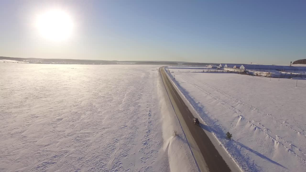 겨울 풍경 을 가로질러 눈 인 길