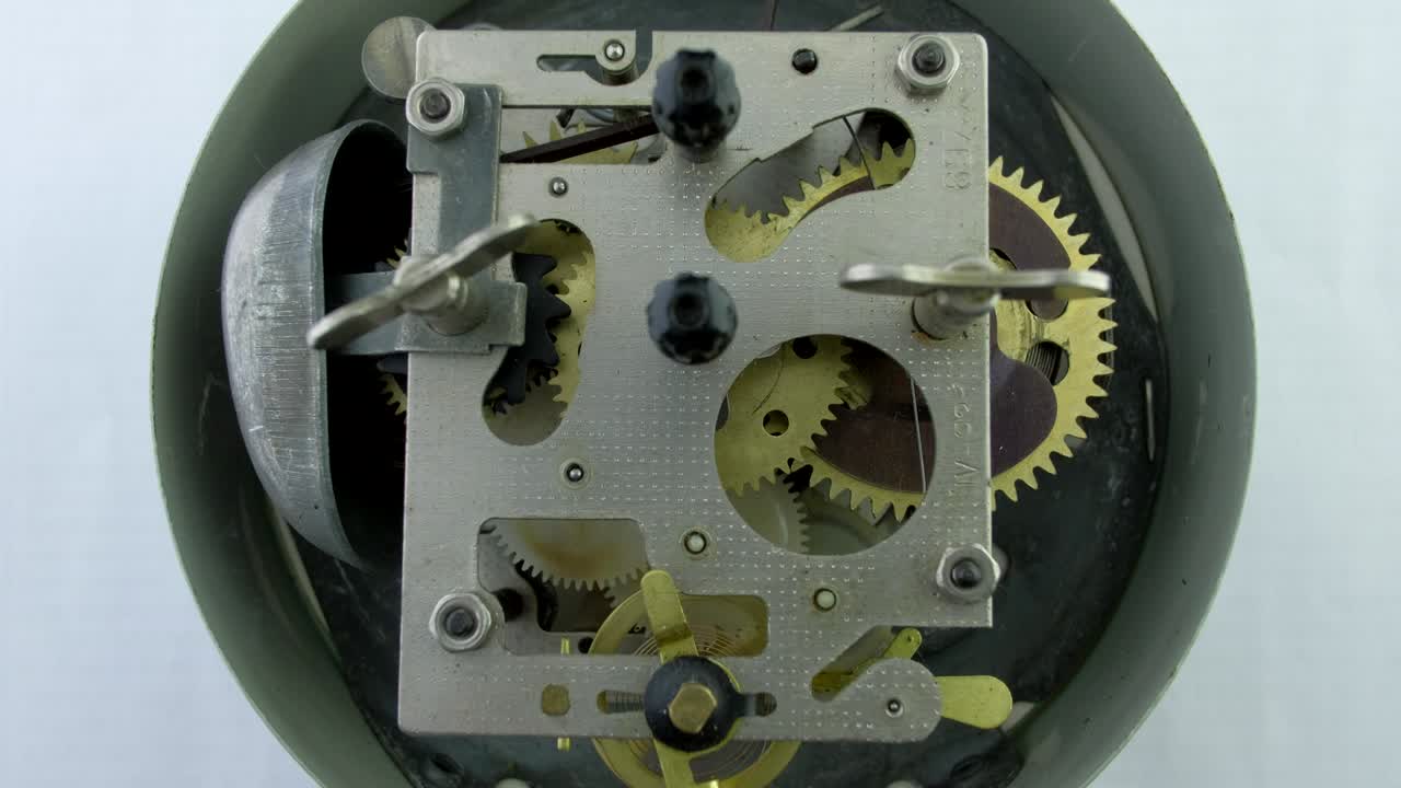 mecanismo de reloj antiguo funcionando, primer plano con enfoque suave