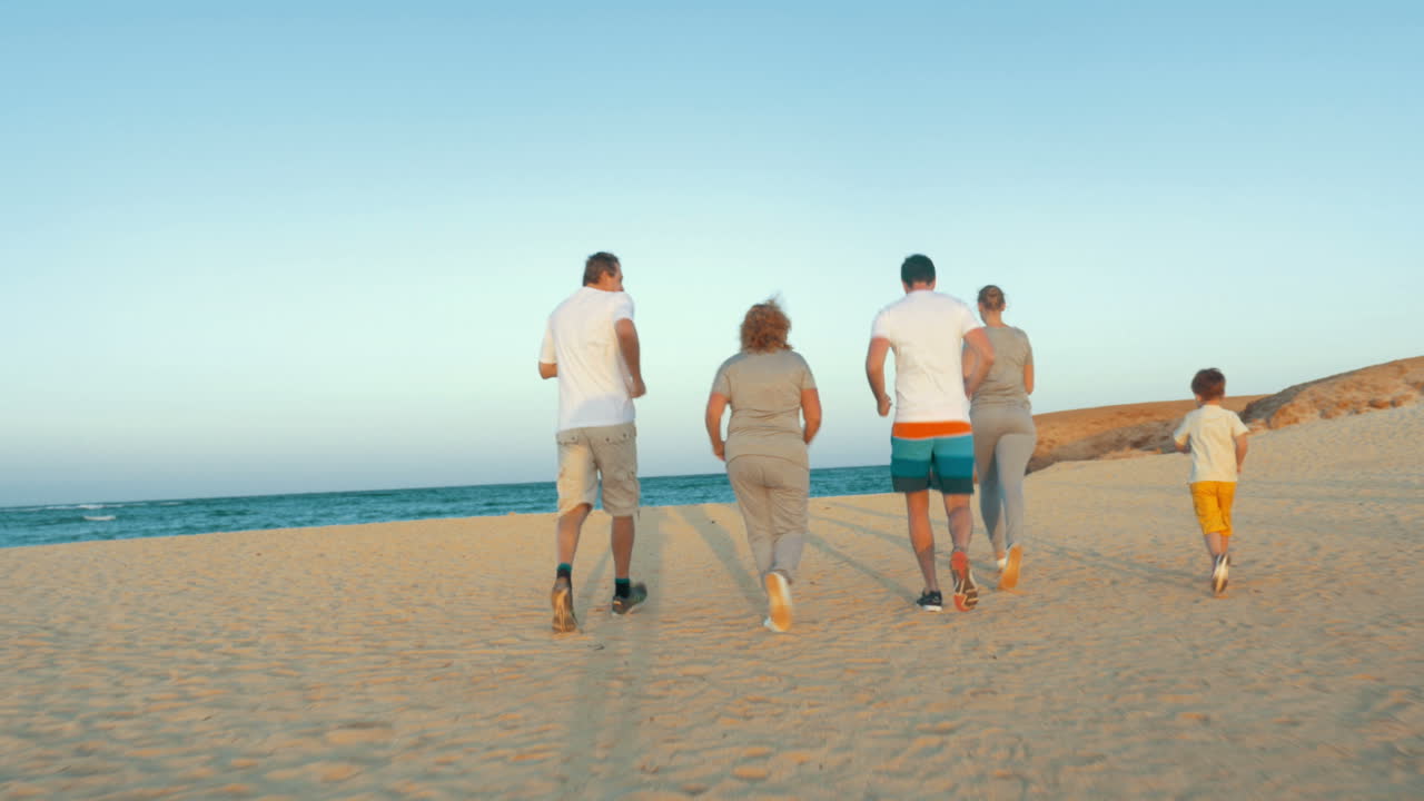 저녁에 바다로 달리는 가족