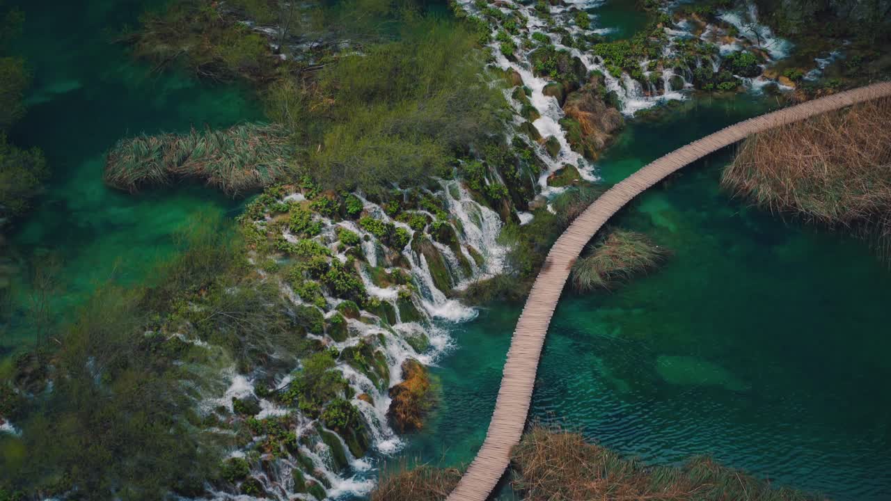 cinemagrafía de hermosas cascadas en el famoso parque nacional de plitvice en croacia