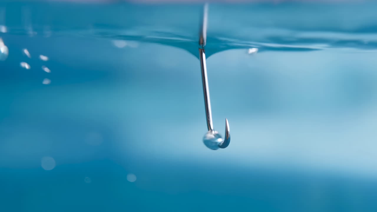Amo da Pesca Sommerso e Penzolante in Acqua Blu Limpida