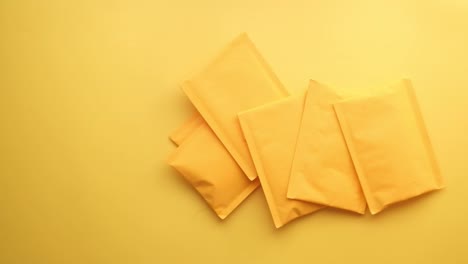 sobres de color naranja sobre un fondo amarillo