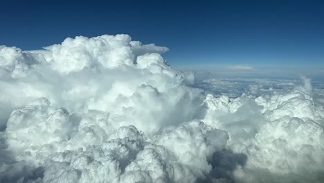 volando a través de un cielo turbulento con enormes nubes de tormenta amenazantes por delante