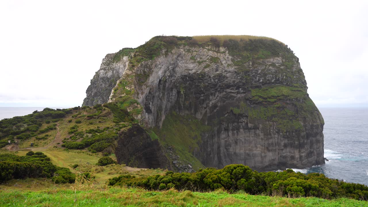 понта-ду-морро - кастело-бранко и его зеленый перешеек в облачный день, справа