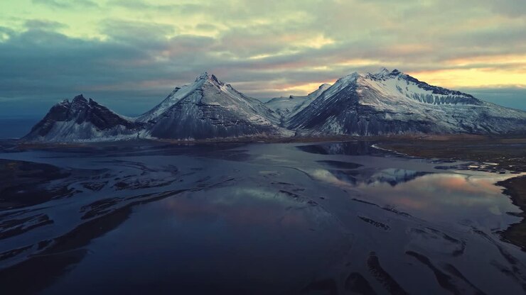 Montagne innevate contro il cielo al tramonto
