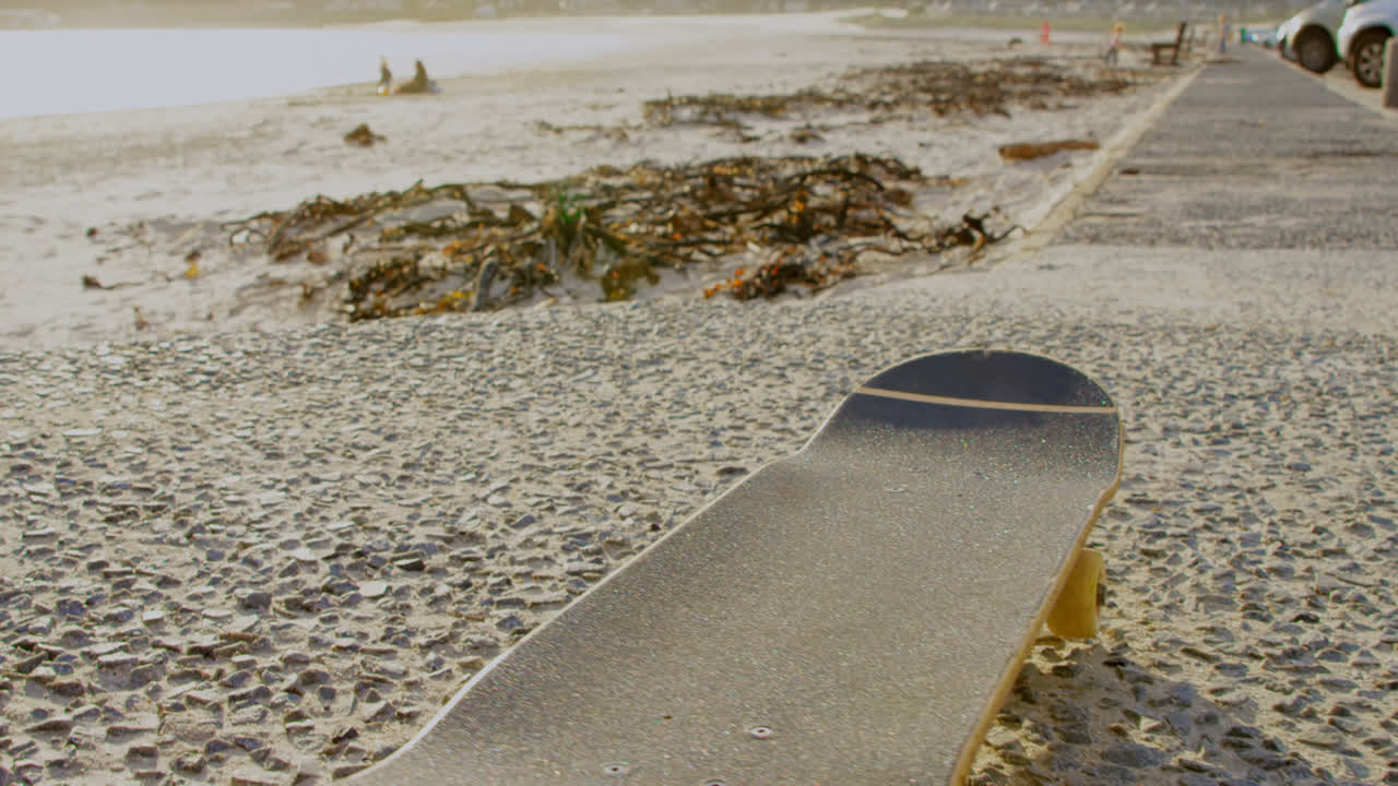 해변에서 움직이는 스케이트보드의 클로즈업 4k