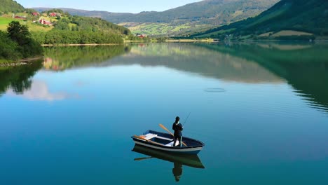 Una-Mujer-En-El-Barco-Pesca-Un-Pez-Girando-En-Noruega.