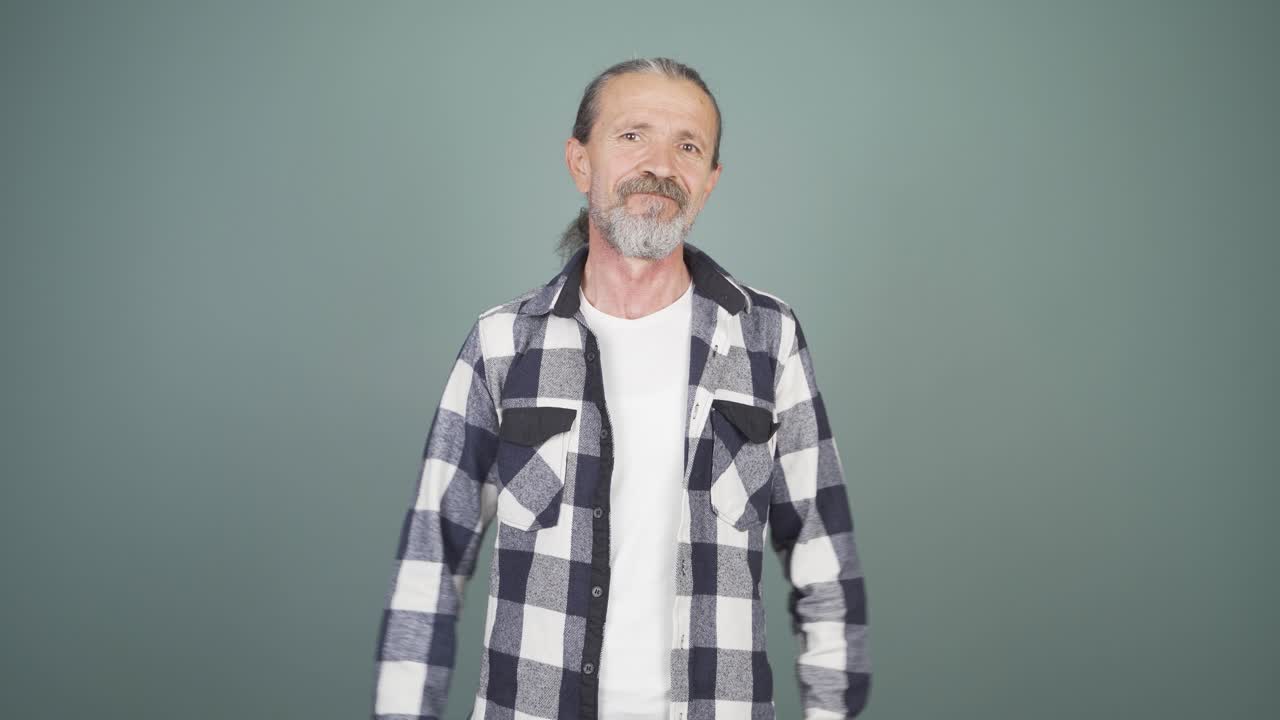 부정적인 표정으로 카메라를 바라보는 남자.