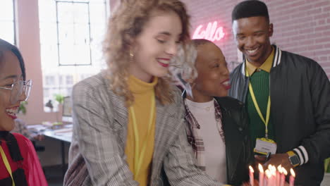 Jóvenes-Empresarios-Celebrando-La-Fiesta-De-Cumpleaños-Feliz-Mujer-Afroamericana-Gerente-Soplando-Velas-Disfrutando-De-La-Sorpresa-Colegas-Animando-Disfrutando-De-La-Celebración-De-La-Oficina