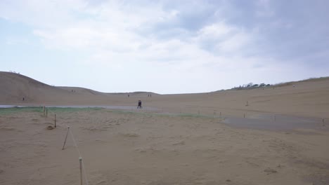 Dunas-De-Tottori-Sakyu-Después-De-La-Lluvia,-Panorámica-Lenta-Sobre-El-Desierto-De-Japón