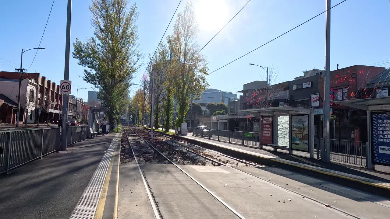 Vías de tranvía vacías en Melbourne, Australia