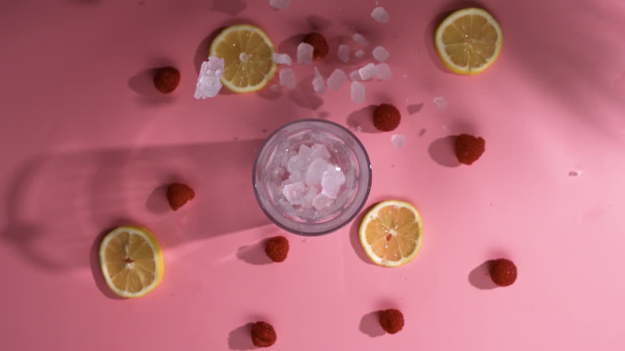 ⁇ 테일 유리 와 함께 과일 테이블 에 떨어지는 얼음 큐브