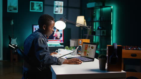 mujer trabajando hasta tarde en la noche en la computadora portátil