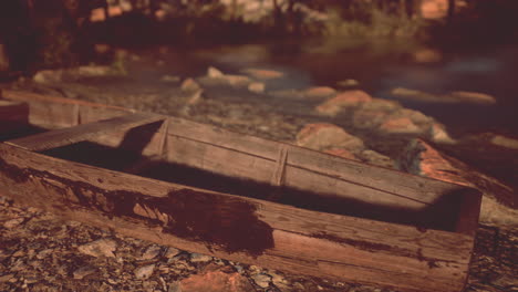 un barco de madera se sienta en la orilla de un río tranquilo