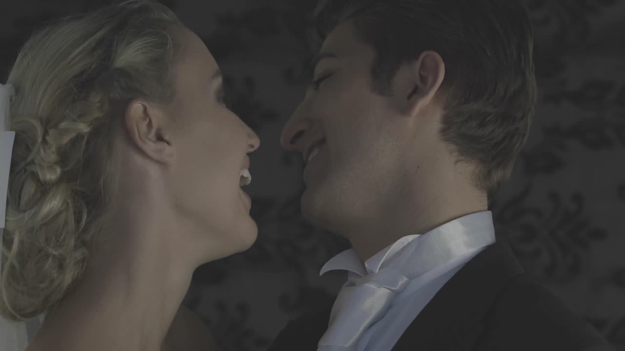 행복 한 신혼 부부 가 서로 함께 춤 을 추고 있다