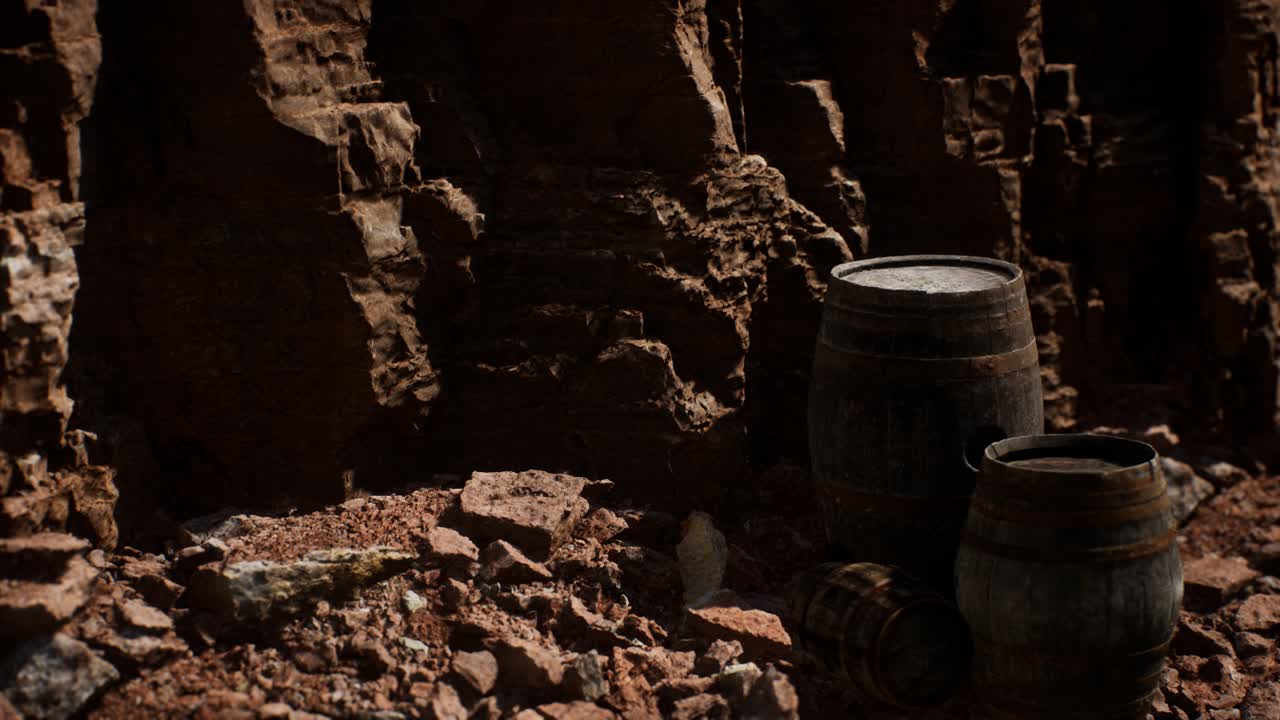 캐니언의 돌 벽 근처에 있는 오래된 목조 빈티지 와인 배럴