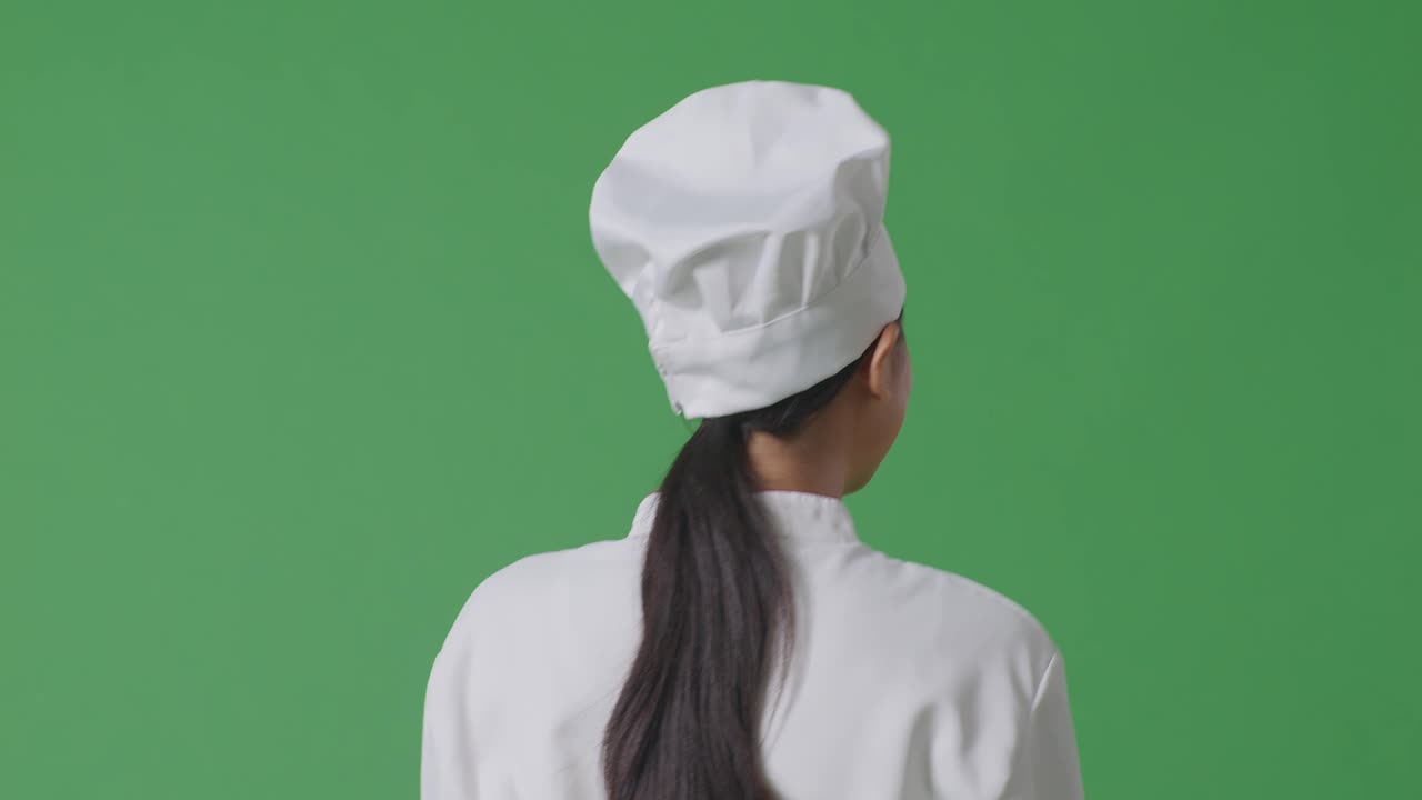 vista trasera del chef en la pantalla verde