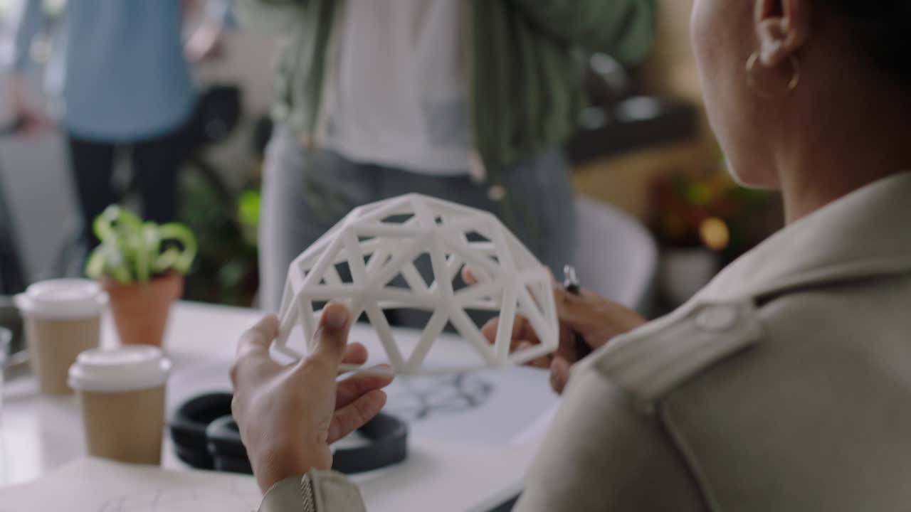 mujer de negocios caucásica presentando un modelo de cúpula geodésica en la oficina reuniéndose con ingenieros haciendo una lluvia de ideas sobre soluciones de diseño creativo discutiendo ideas en la presentación del lugar de trabajo de inicio