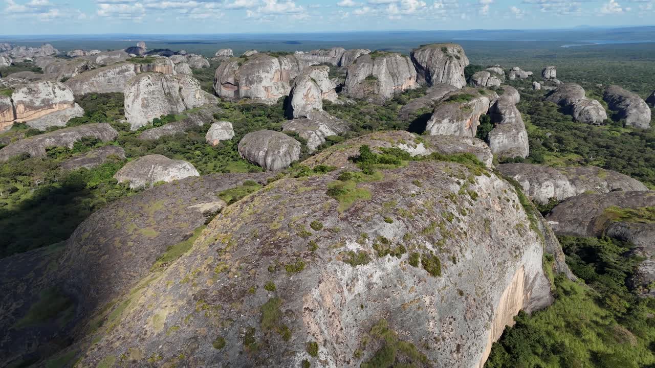 Imagem aérea de drone em alta altitude com vista para as misteriosas formações rochosas pretas de Malanje, que se elevam como ilhas das planícies tropicais verdes, Angola, África. Filmagem aérea
