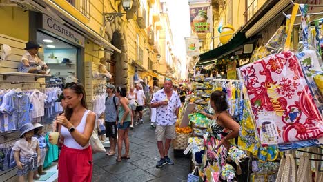 gente explorando tiendas en sorrento, nápoles, italia