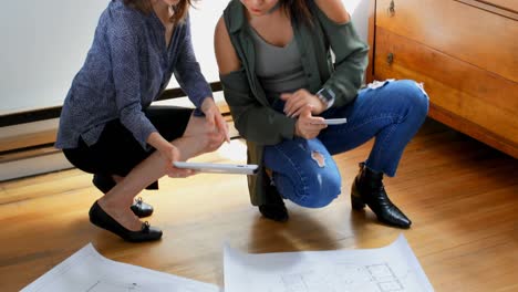 arquitectos mujeres discutiendo sobre los planos 4k