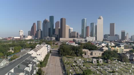 Este-Video-Es-Sobre-Una-Vista-Aérea-Del-Horizonte-Del-Centro-De-Houston-Desde-Un-Vecindario-Cercano