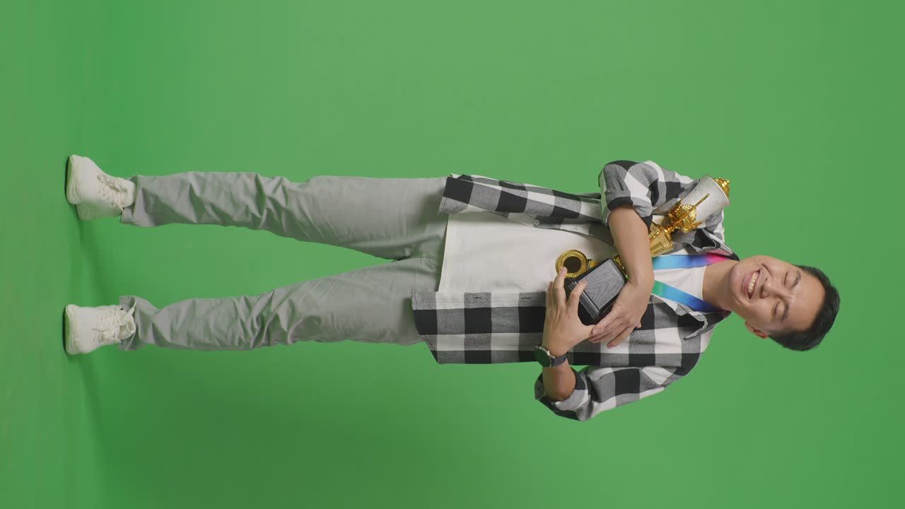 hombre con el trofeo.