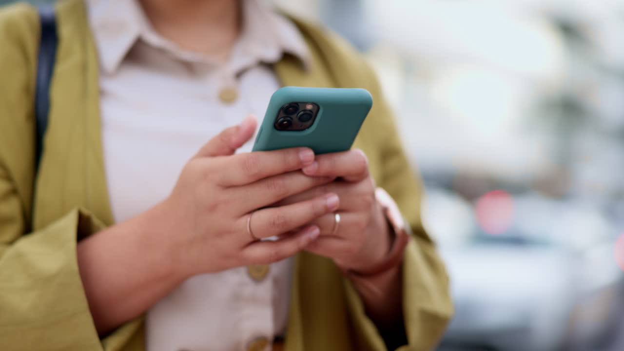 manos, teléfono móvil y mecanografía en la ciudad