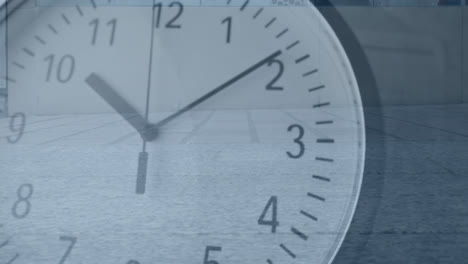 personas caminando rápido con el reloj en primer plano