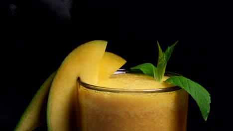 el jugo de naranja recién exprimido está adornado con trozos de mango