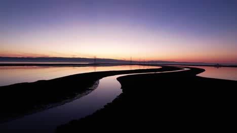 Lebendige-Farben-Des-Wintersonnenuntergangs-über-Den-Reflektierenden-Feuchtgebieten-Nordkaliforniens