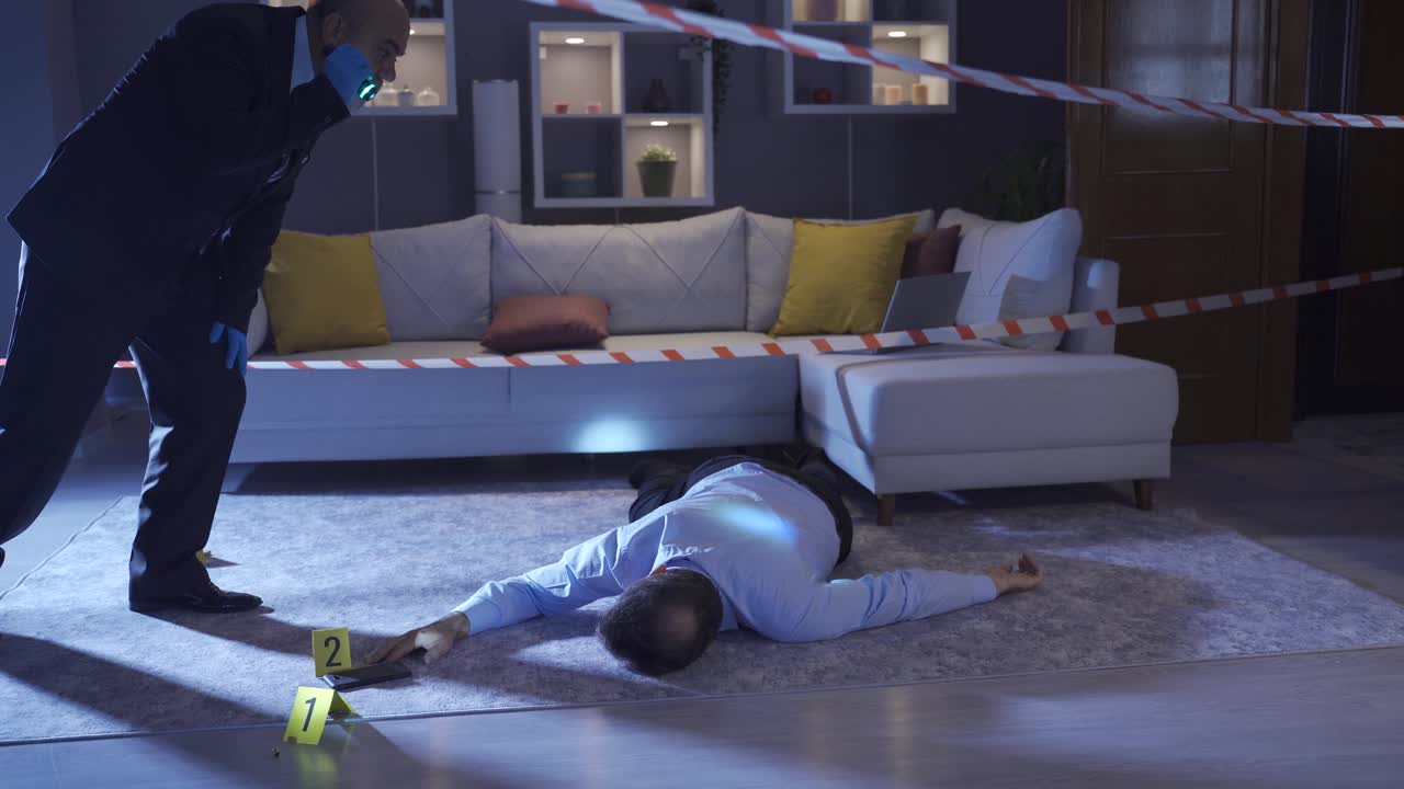 Scena del crimine. La polizia conduce indagini forensi sulla scena del crimine.
