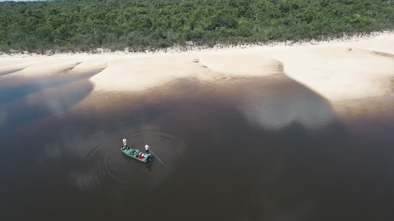 pesca con mosca desde un barco en la selva amazónica
