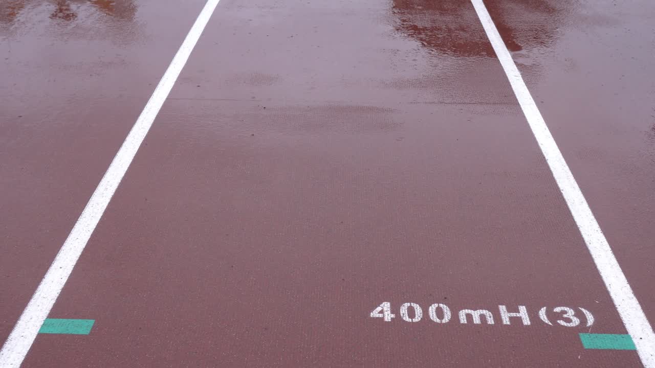 Pista di atletica nello stadio. Il terreno segna 400mH(3)